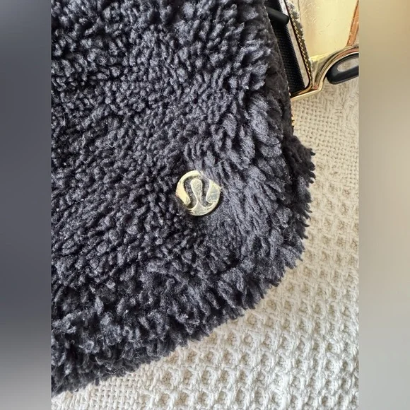 Lululemon Everywhere Black Fleece Belt Bag With Gold Hardware - Picture 4 of 13